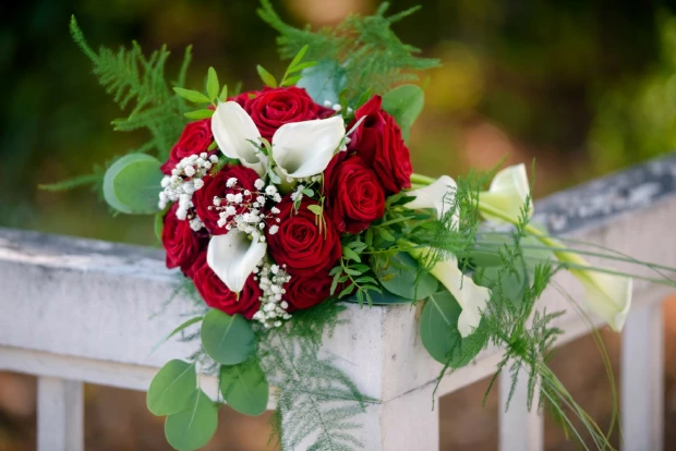 roter Rosenstrauß mit weißen Blumen