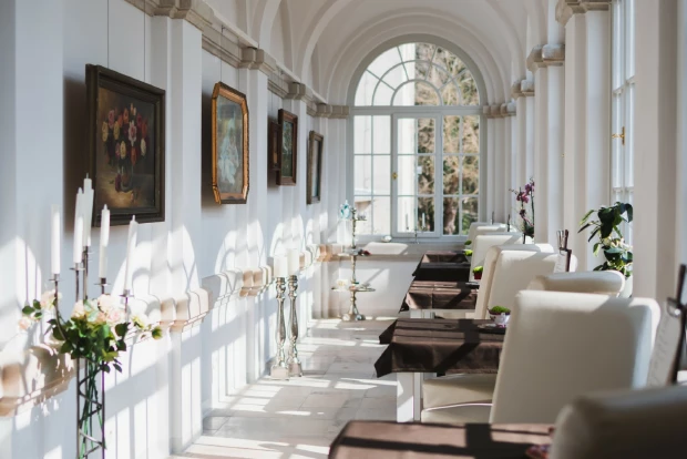 Sitzbereich des Cafés mit großer Fensterfront